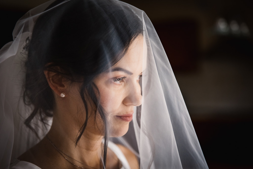 sposa durante la vestizione con il velo