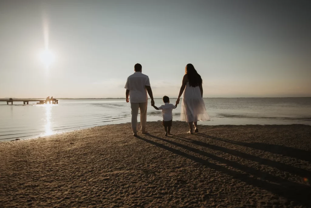 servizio fotografico di famiglia al mare durante il tramonto