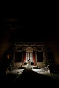 scatto notturno con gli sposi, l'uso del flash diventa un momento creativo