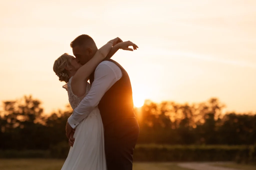 foto spettacolare al tramonto con gli sposi nessuna posa solo un momento loro senza pressione