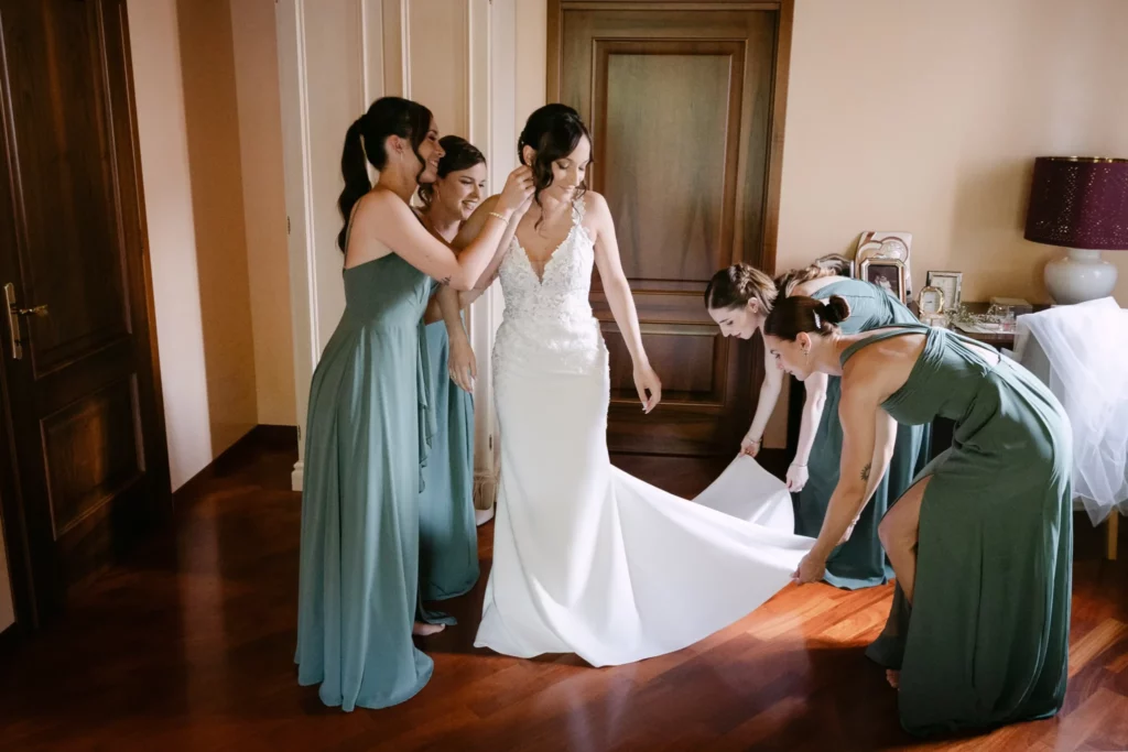 vestizione sposa con tutte le testimoni