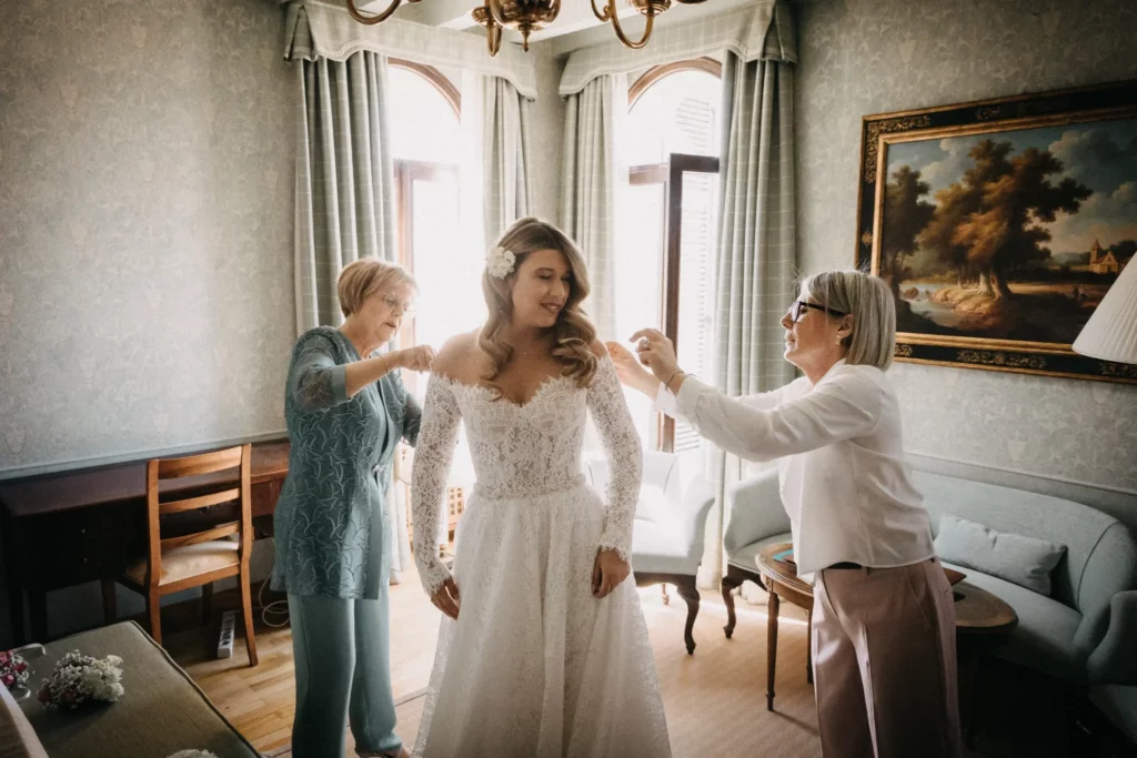 Vestizione della sposa con la mamma