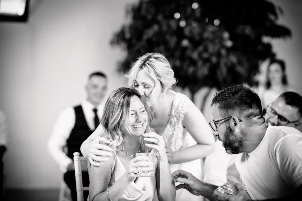 un momento di gioia e grande emozione tra la sposa e sua sorella