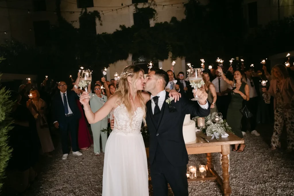 gli sposi in mezzo ai loro ospiti in un momentomagico