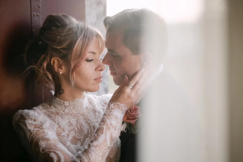 sposa vive le emozioni del giorno del matrimonio in modo naturale