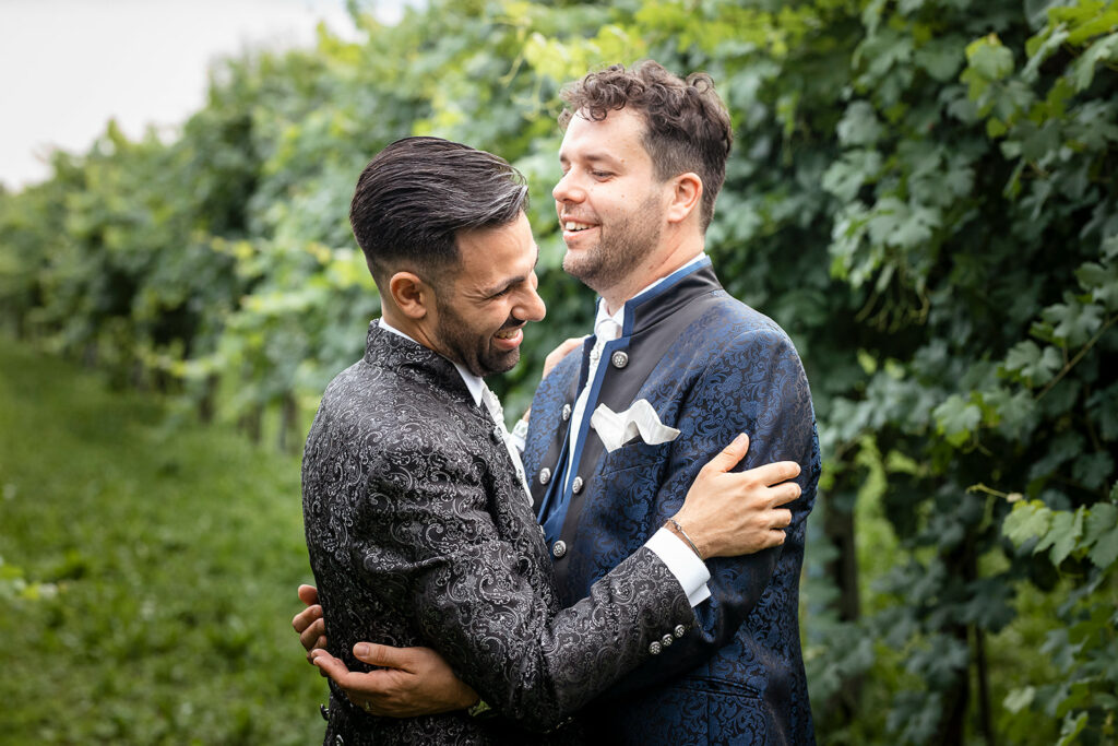 Fotografo matrimoni gay Veneto: coppia in un momento naturale tra i vigneti del trevigiano.
