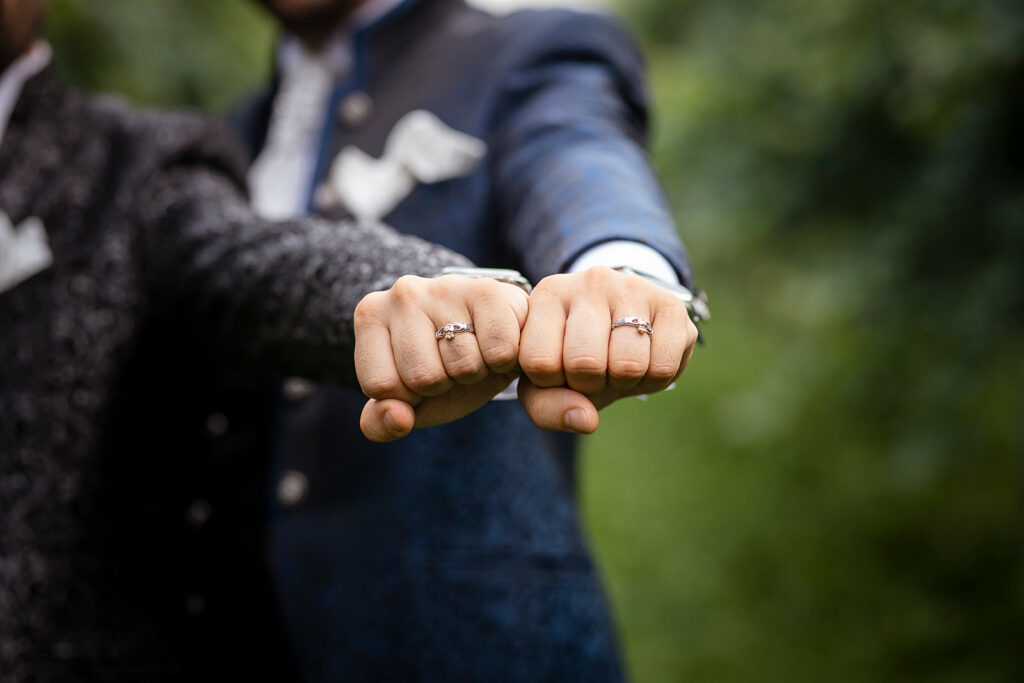Dettaglio fedi nuziali unione civile: fotografia di matrimonio autentica e moderna in Veneto.