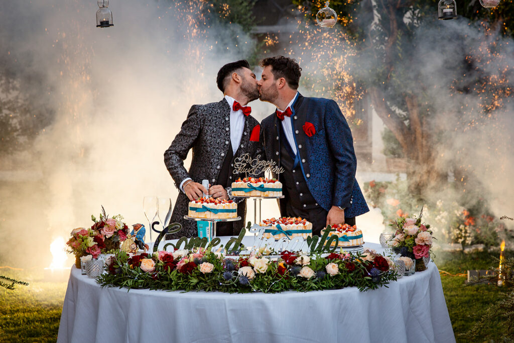 Ricevimento matrimonio LGBTQ+ Veneto: taglio della torta scenografico e spontaneo.