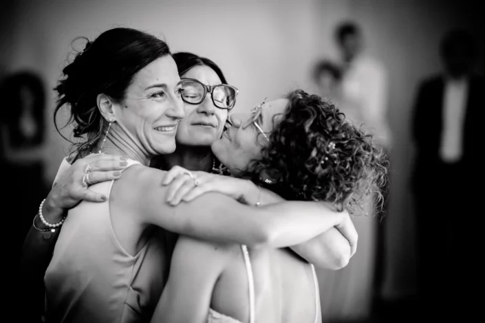 Cosa fa davvero un fotografo di matrimonio discreto mentre tu vivi la tua giornata